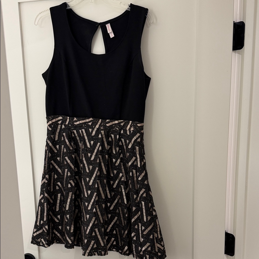 Cute Black and Gold cocktail Dress perfect for New Year’s Eve!